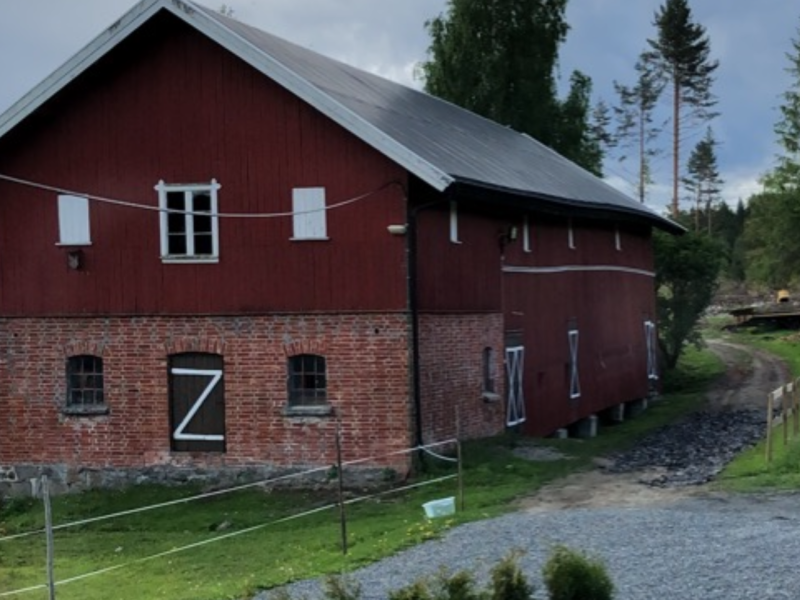 Restaurering av gammel låve – grunnmur, søyler og avretting