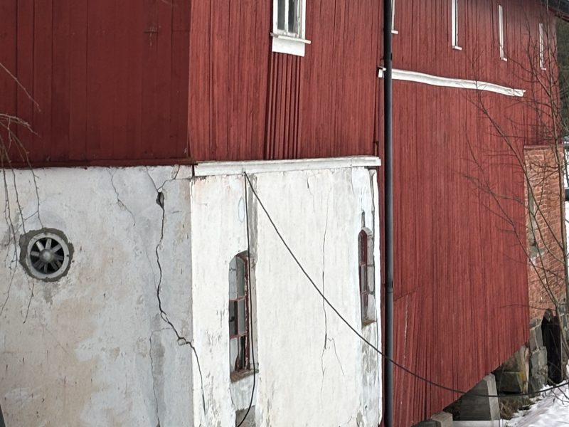 Restaurering av gammel låve – grunnmur, søyler og avretting